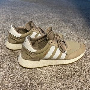 Med adidas shoes